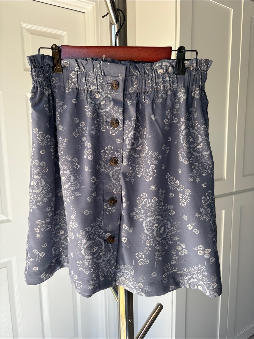 Madewell Slate Blue Floral Button-Front Mini Skirt, Size M.